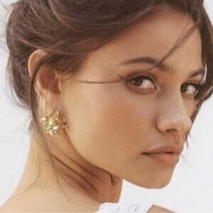 AMBER SCEATS NWT Textured Sculptural Finish 24K Gold Plating Reese Earrings